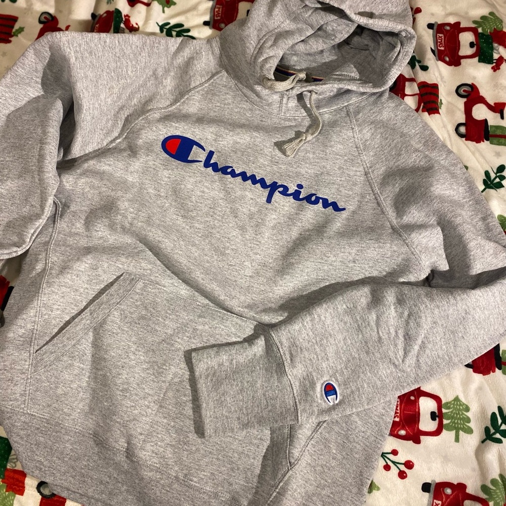 SWEATSHIRT MEETS TEE IN YOUR NEW FAVE HOODIE